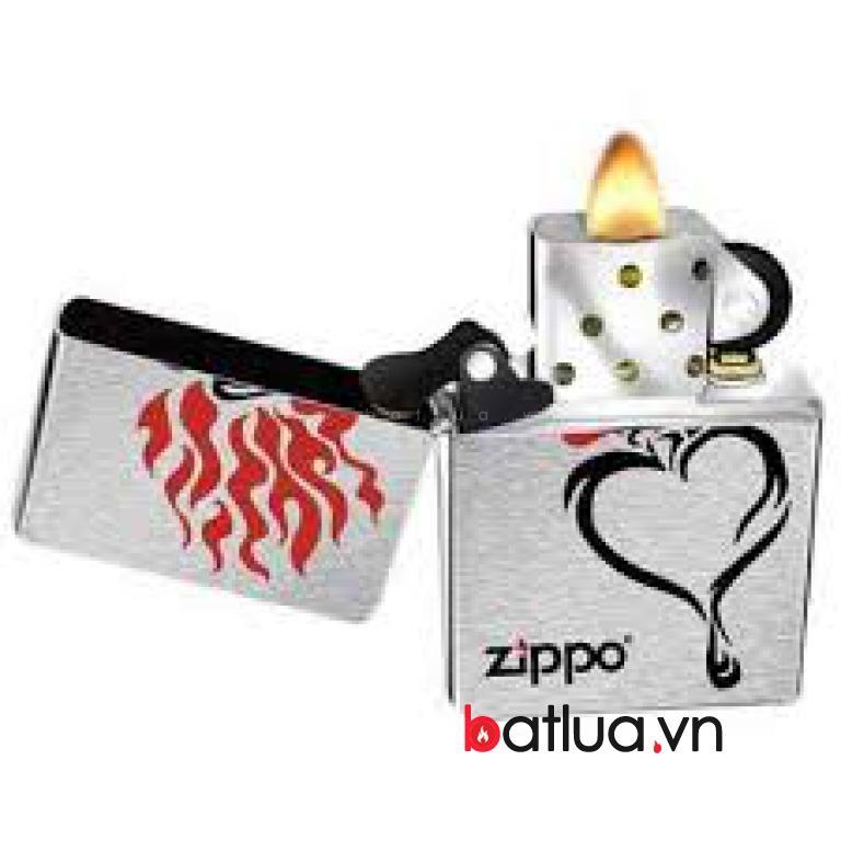 Bật lửa Zippo bạc xước in trái tim lửa